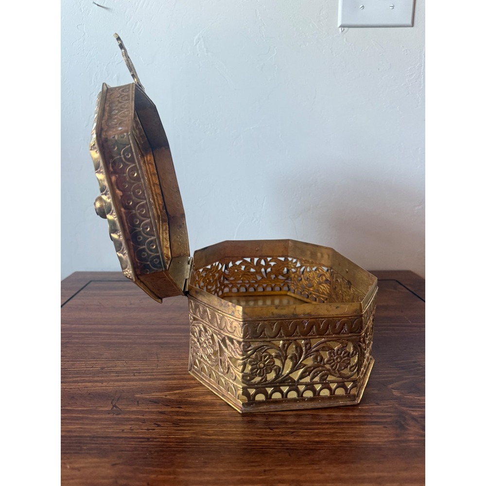 Vintage Brass Octagon Trinket Box - Ornate  Mughal Jewelry or Trinket Box - Picture 8 of 13
